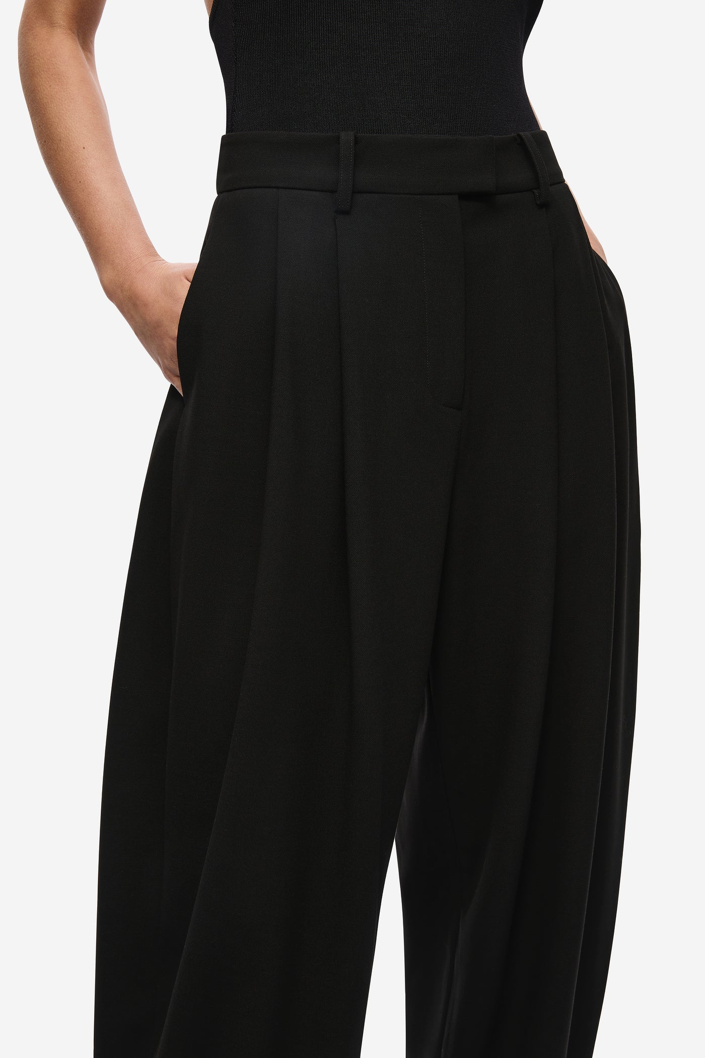 THE MEZZALUNA PLEATED BARREL LEG TROUSER